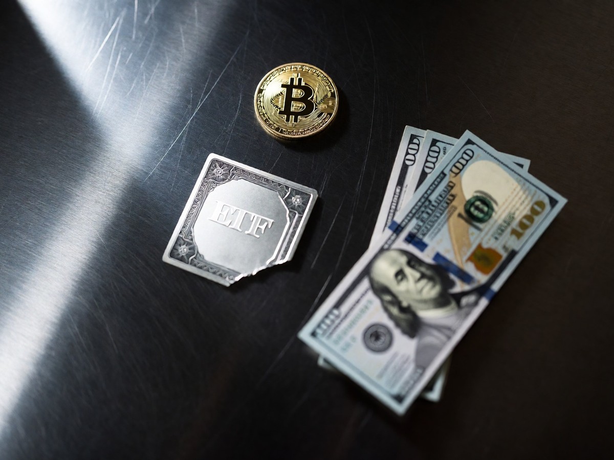Fidelity's FBTC inflow surge and the competitive ETF landscape